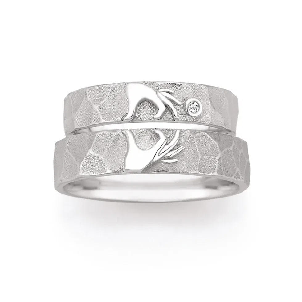 Zwei Ringe bilden zwei Hände, die ein Herz bilden.