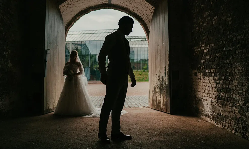 Emotionaler First-Look-Moment zwischen Braut und Bräutigam in stimmungsvollem Licht.