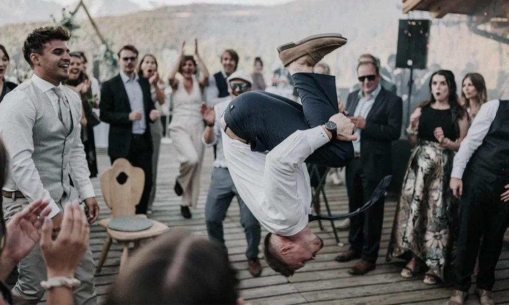 Hochzeitsgast beeindruckt mit Rückwärtssalto vor Publikum.