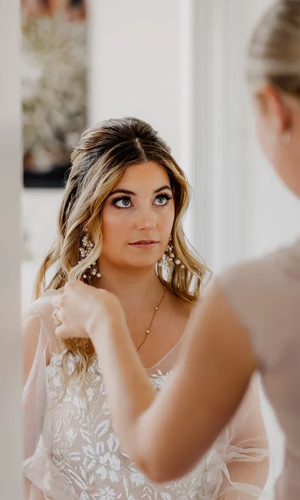 Konzentrierter Blick der Braut beim Styling am Hochzeitstag.
