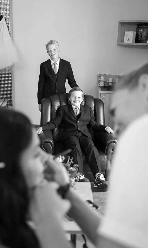 Jungen im Anzug beobachten die Braut beim Getting Ready.