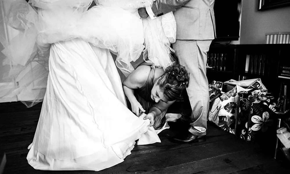 Aufregender Moment beim Ankleiden – Freundin hilft unter dem Kleid.