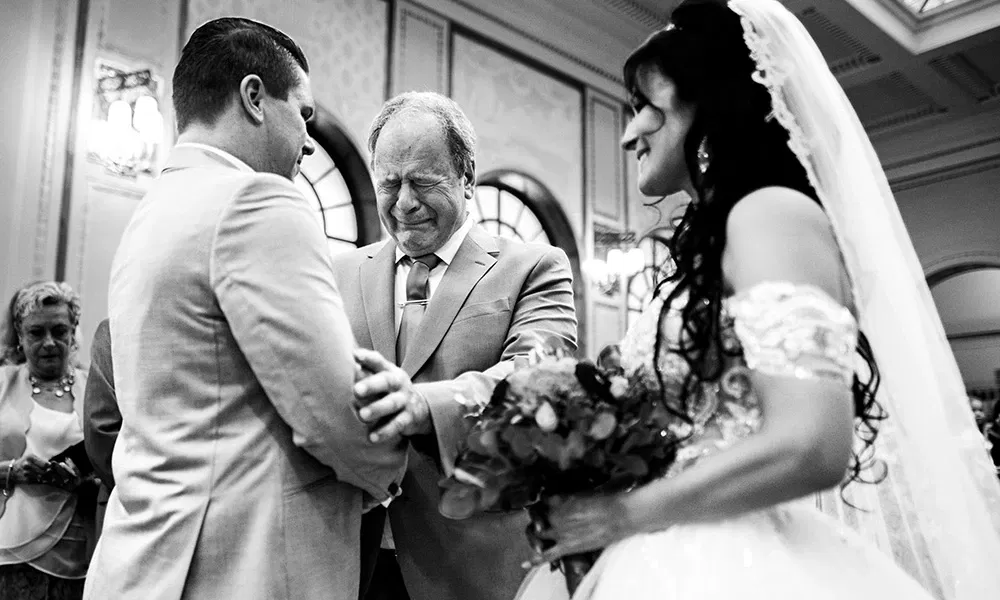 Bewegender Augenblick – Brautvater kämpft mit den Tränen beim Anblick des Bräutigams.