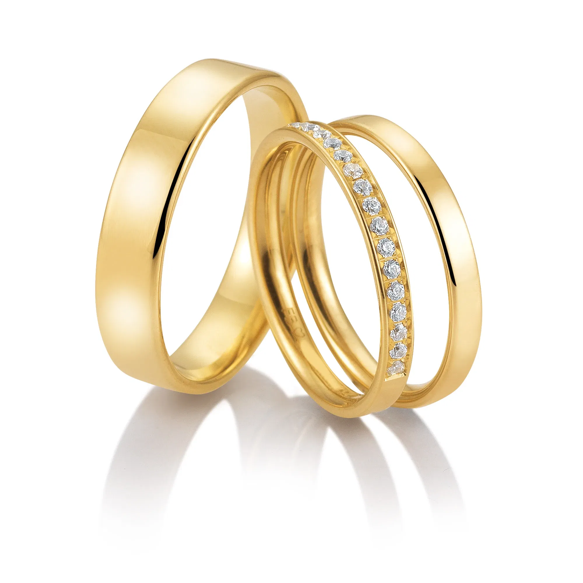 Klassisch-elegante Trauringe in Gelbgold mit einem funkelnden Memoire-Ring.