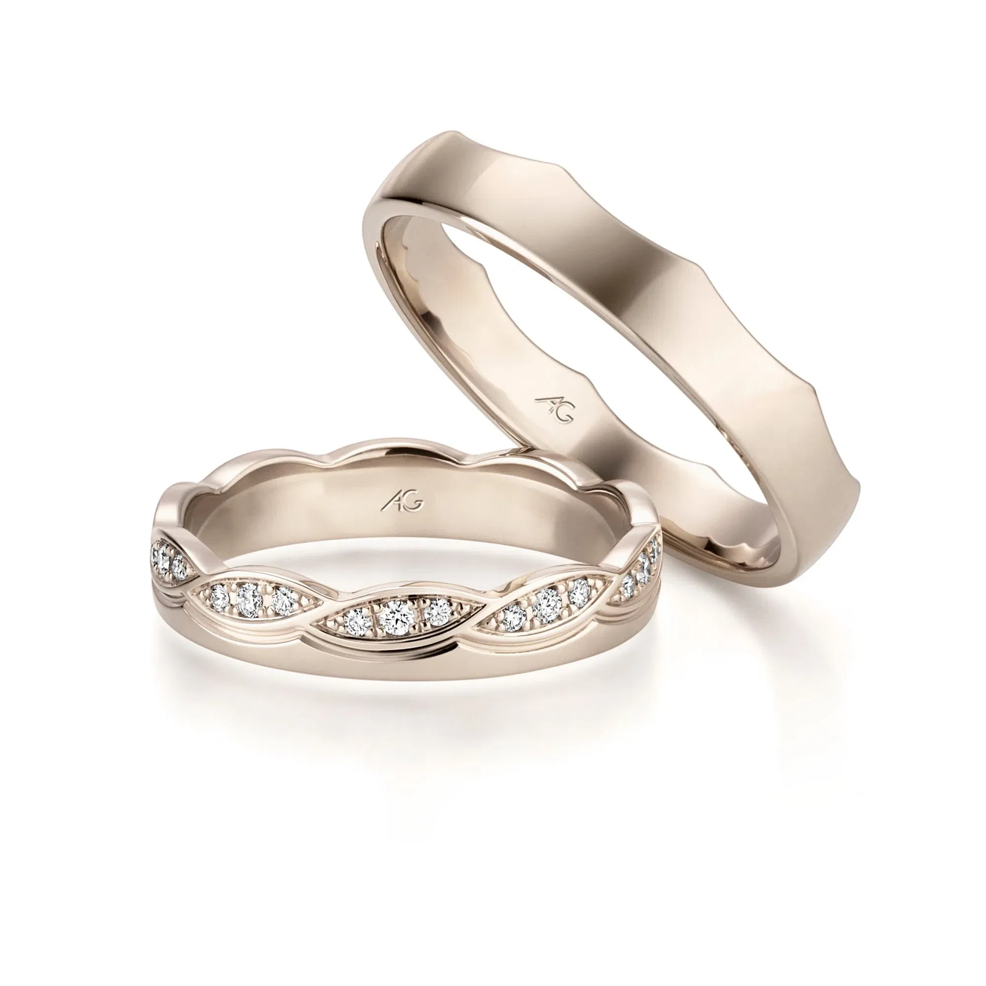 Verspielte Weißgoldringe mit organisch geschwungenem Rand und Diamantakzenten.