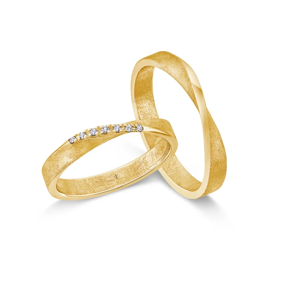 Trauringe in Gelbgold mit charaktervoller Hammerschlag-Struktur.