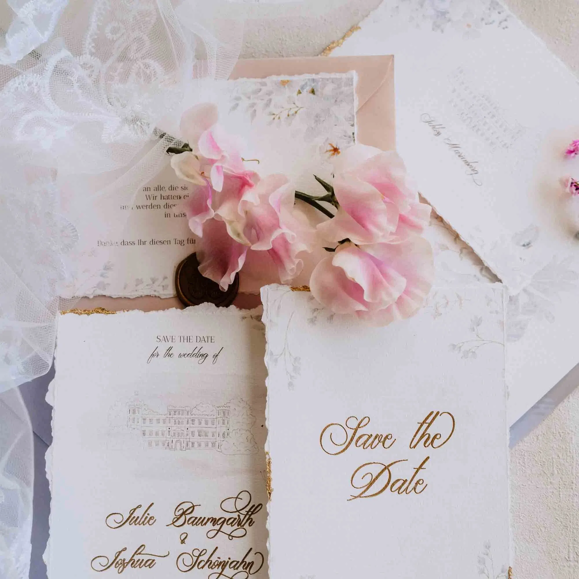 Romantische Save-the-Date-Karten mit Goldschrift, zarten Blumen und Spitze im Stil einer Bridgerton-Hochzeit.
