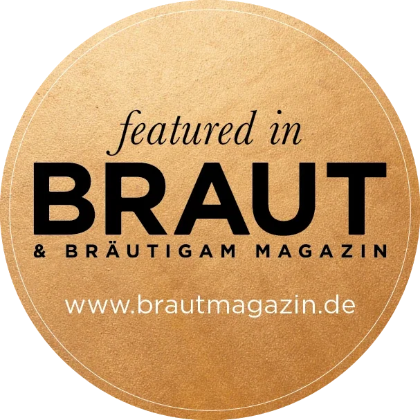 Goldenes Abzeichen mit dem Text Featured in BRAUT & BRÄUTIGAM MAGAZIN und der Website www.brautmagazin.de