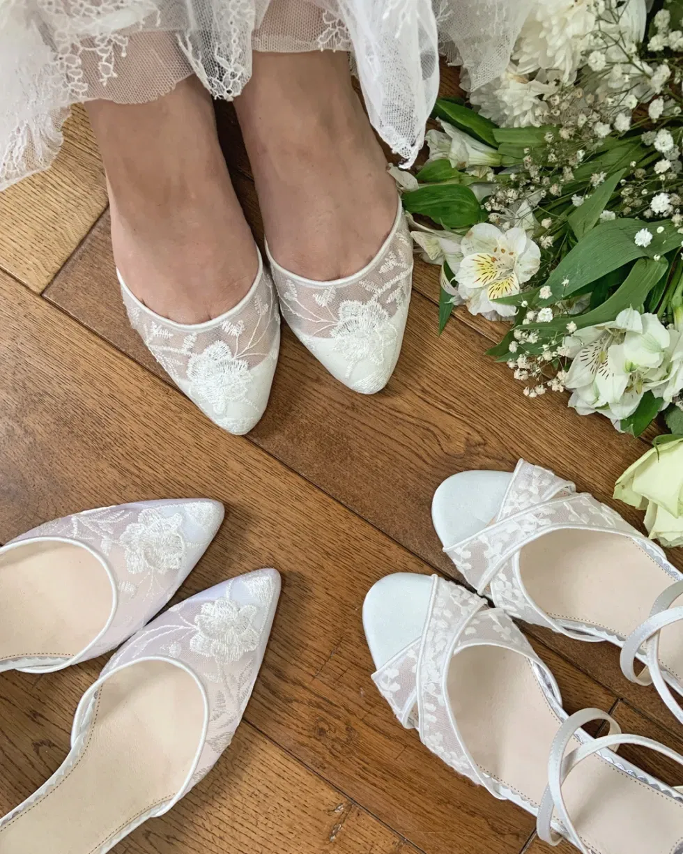 Detailaufnahme filigraner Brautschuhe aus Spitze – perfekte Wahl für einen femininen Hochzeitslook