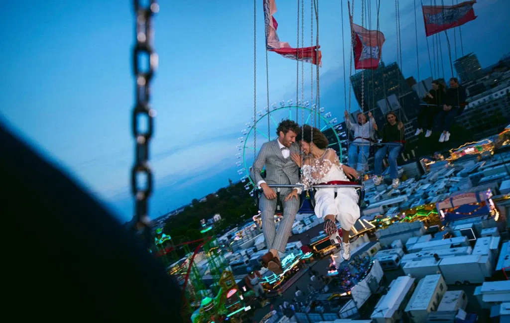 Ein Paar auf einem Karussell bei der blue hour