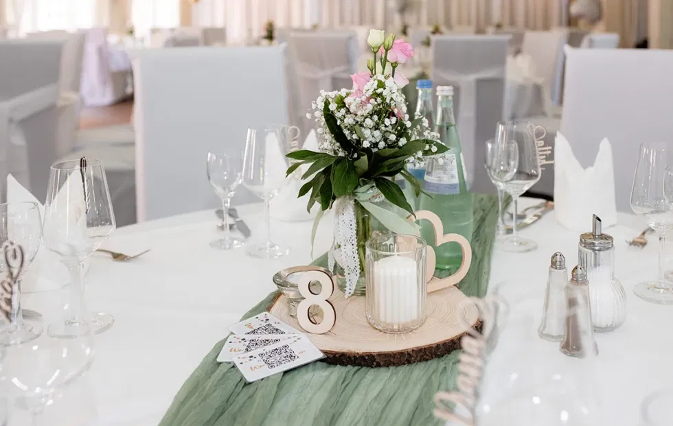 Ein Hochzeitstable setting, grün und beige als Hauptfarben