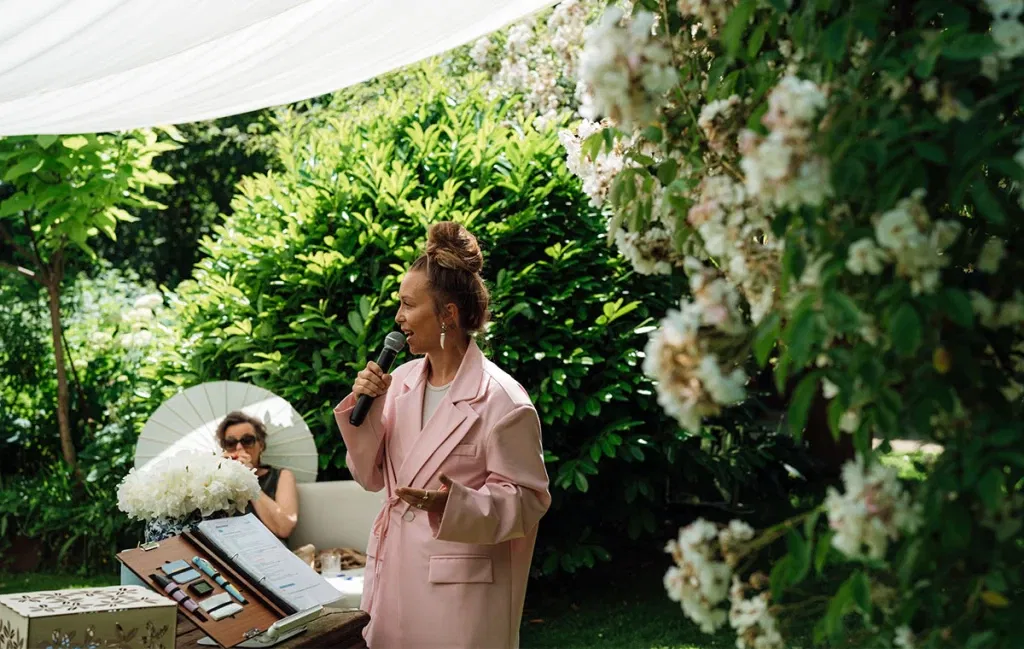 Freie Traurednerin Magdalena Langeder bei einer Zeremonie