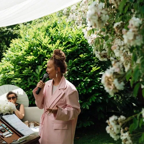 Freie Traurednerin Magdalena Langeder bei einer Zeremonie