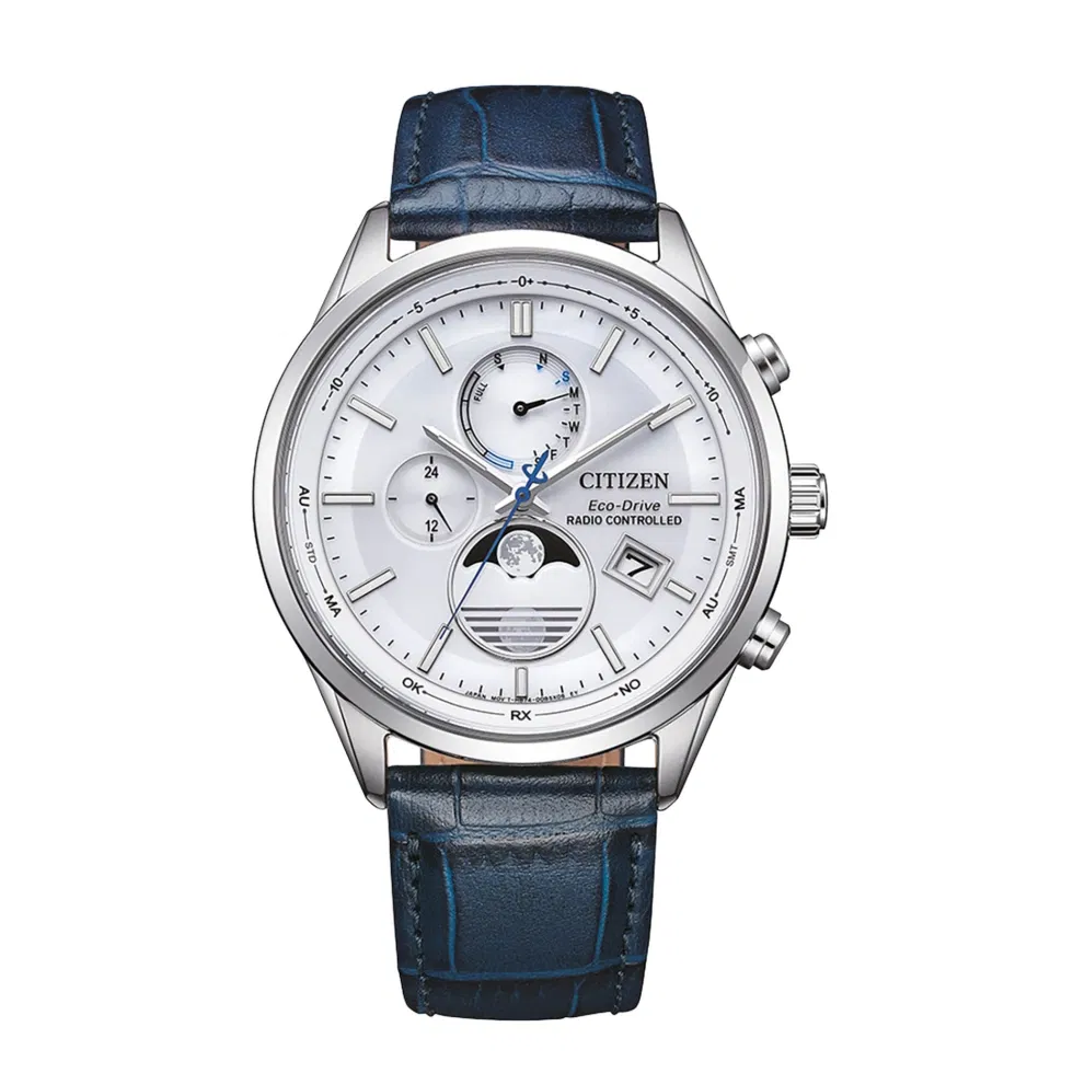 Hochwertige Citizen Herrenuhr mit weißem Zifferblatt, blauen Akzenten und dunkelblauem Lederarmband.