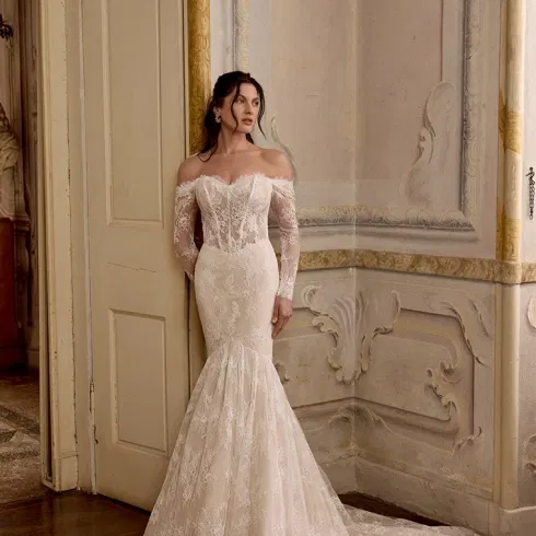 Romantisches Spitzen-Brautkleid im Meerjungfrau-Stil mit langen Ärmeln und eleganter Schleppe.