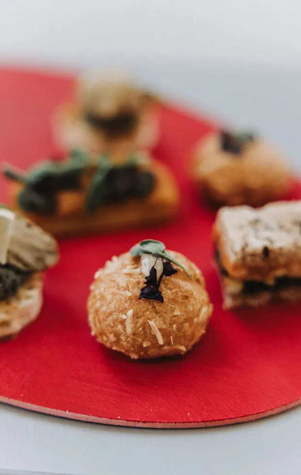 Kreative Hochzeitshäppchen im Artsy Wedding Stil, modern angerichtet und kunstvoll präsentiert als Teil des Hochzeitscaterings.