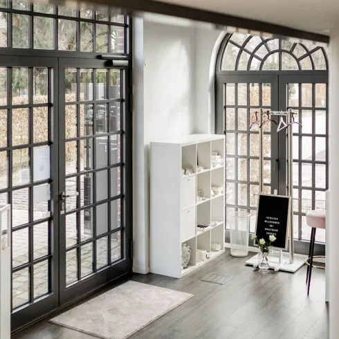 Helles, modernes Brautmodengeschäft mit eleganten Brautkleidern, stilvoller Einrichtung und entspannter Atmosphäre für die Brautkleidanprobe.