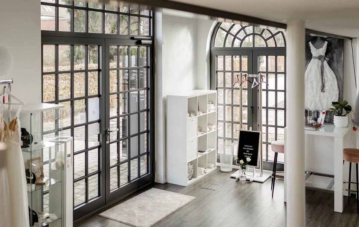 Helles, modernes Brautmodengeschäft mit eleganten Brautkleidern, stilvoller Einrichtung und entspannter Atmosphäre für die Brautkleidanprobe.