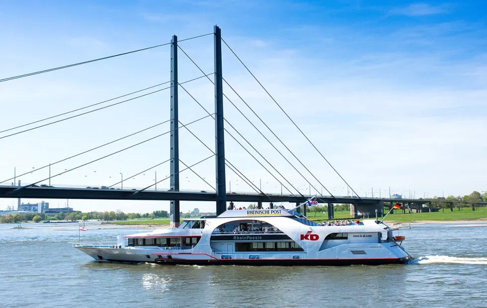 Trauschiff MS RheinPoesie auf dem Rhein in Düsseldorf als außergewöhnlicher Ort für standesamtliche Trauungen.