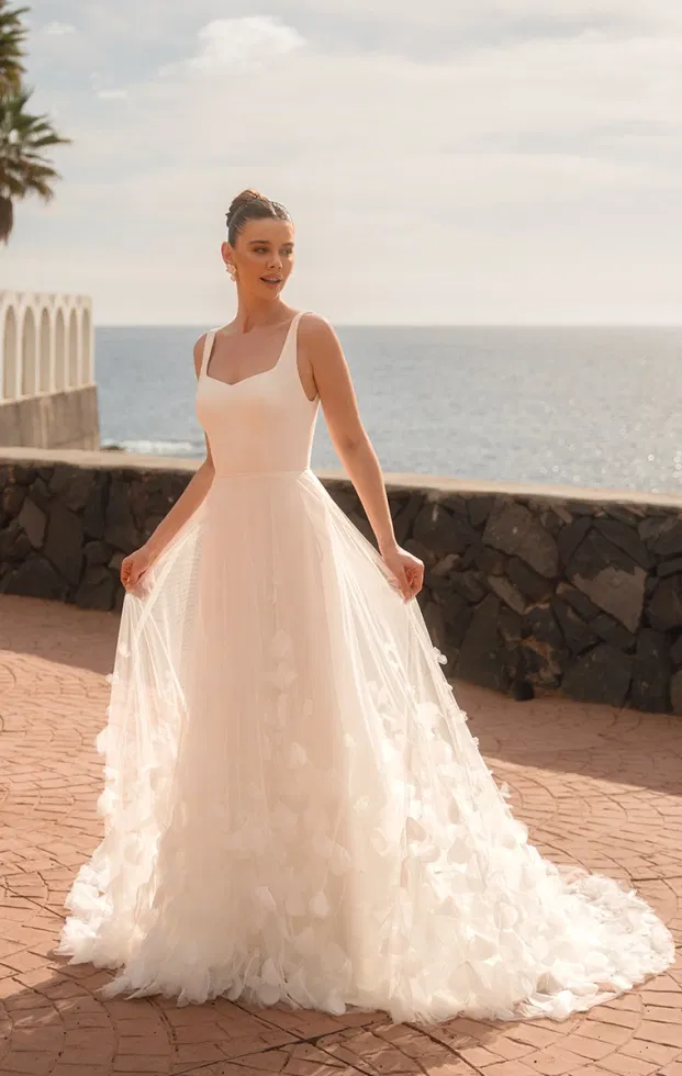 Modernes A-Linien-Brautkleid von Diane Legrand mit schmalen Trägern und zartem 3D-Blütenrock.