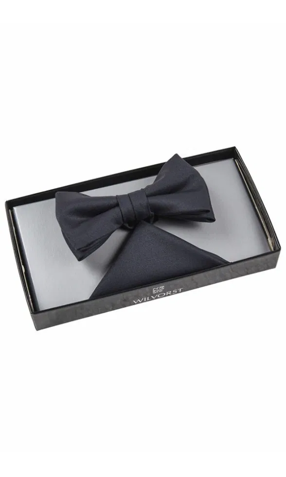 Klassische Fliege und Einstecktuch in Dunkelblau als stilvolles Hochzeitsaccessoire für den Bräutigam.