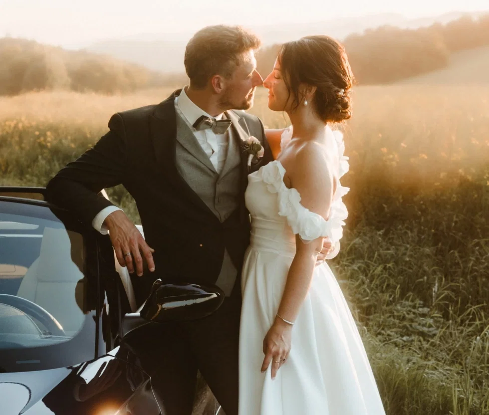 Intimer Moment eines Hochzeitspaares vor Abendsonne.