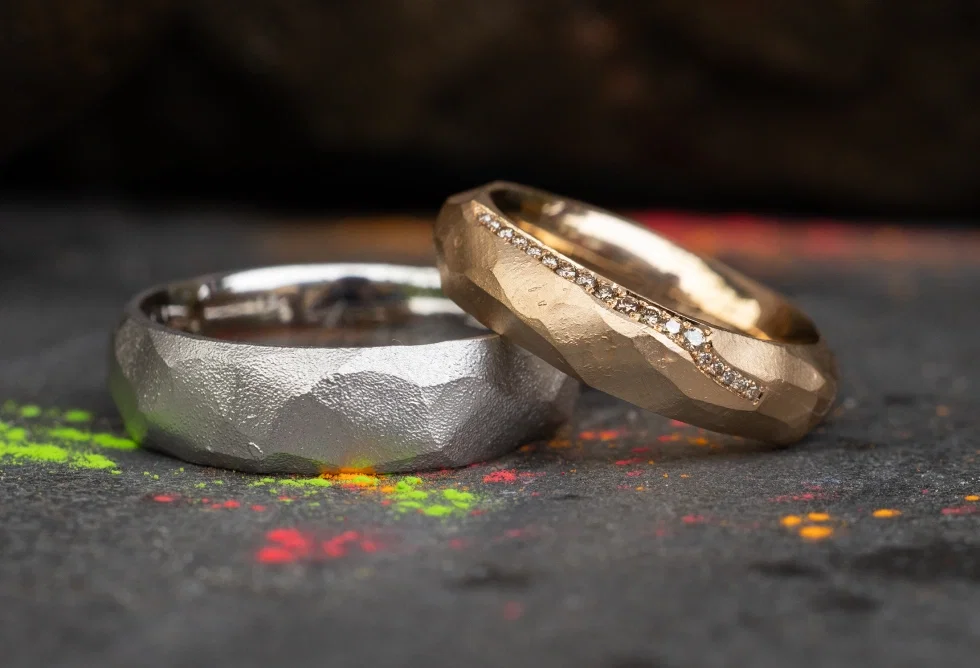 Strukturierte Trauringe aus Gold und Weißgold mit Diamantlinie – moderne Goldschmiede-Arbeit für individuelle Trauringe