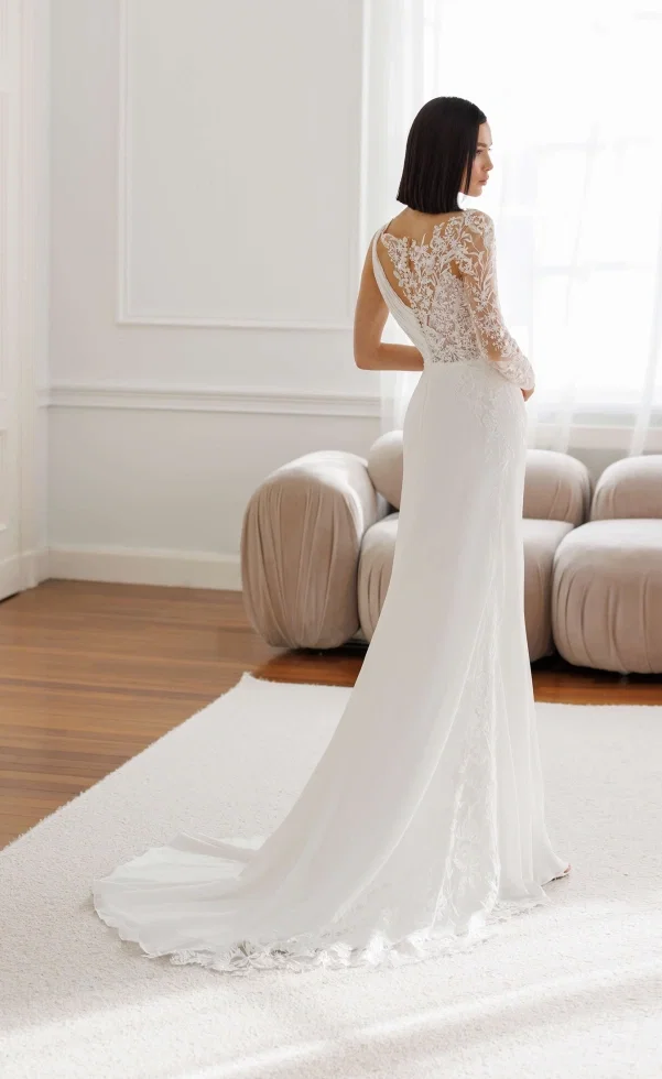 Schlichtes Brautkleid mit Spitze am Rücken und fließender Schleppe – moderne Braut im minimalistischen Interior