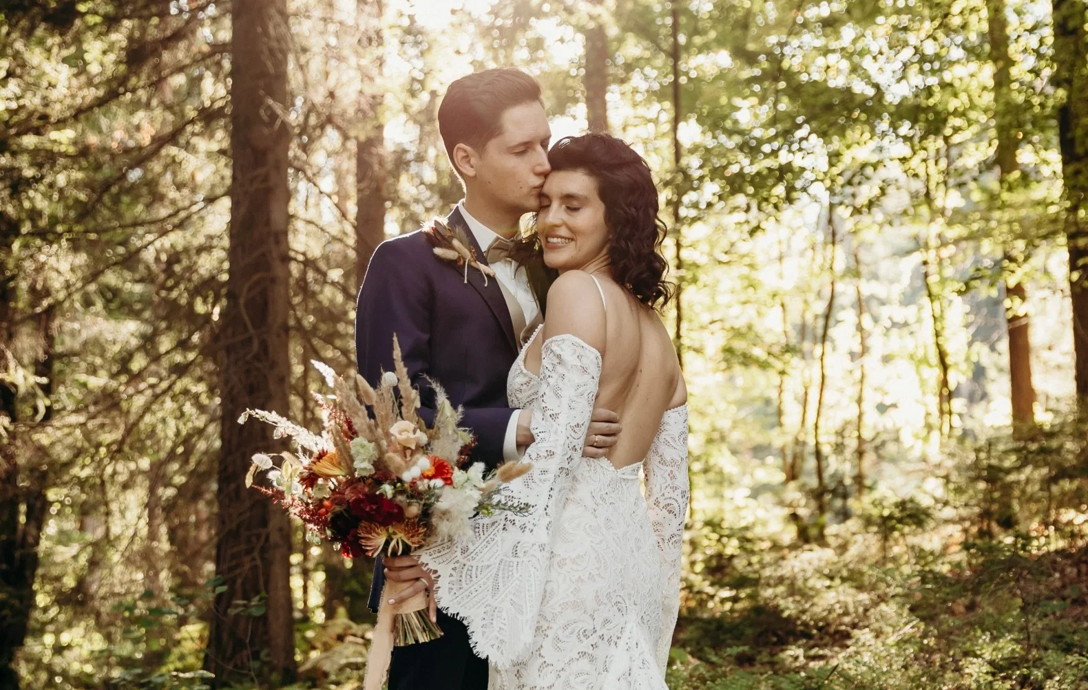 Hochzeitspaar vor Waldkulisse