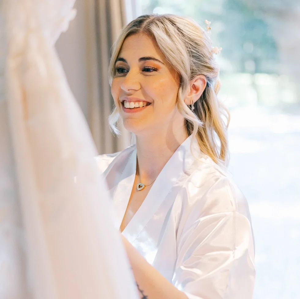 Braut Chiara vor ihrem Hochzeitskleid