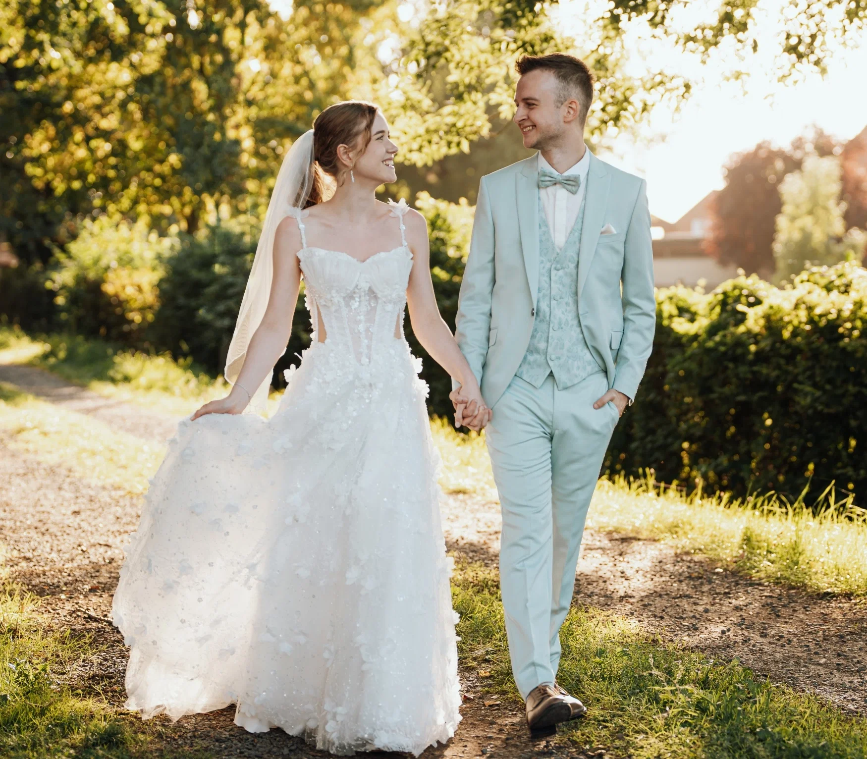 Hochzeitspaar spaziert im Grünen