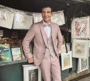 Ganz nach dem "All in one"-Prinzip setzt dieser Dreiteiler komplett auf einen Farbton: Sakko und Hose in zartem Rosé sorgen für einen harmonischen, sommerlich-leichten Auftritt.