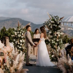 Das 7Pines Resort Ibiza bietet eine exklusive Kulisse für Destination Weddings voller Privatsphäre, Design und mediterraner Leichtigkeit.