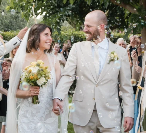 Hochzeitspaar geht durch ein Spalier