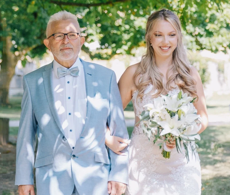 Die Braut mit ihrem Vater beim EInzug.