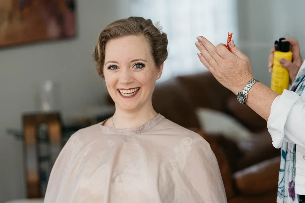 Braut Janina beim Getting-ready