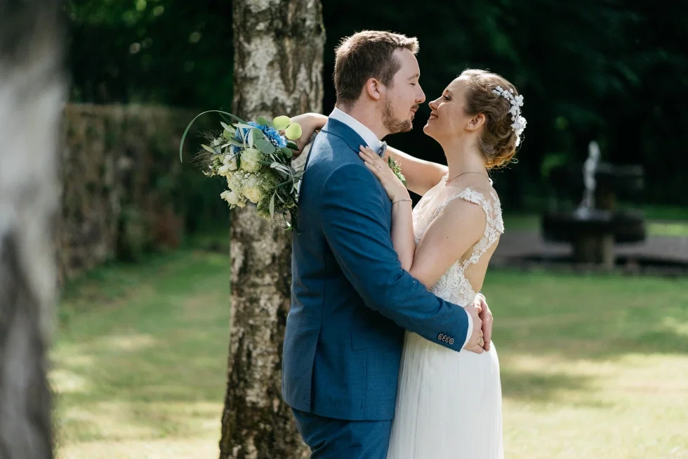 Frisch vermähltes Hochzeitspaar tauscht einen Kuss aus