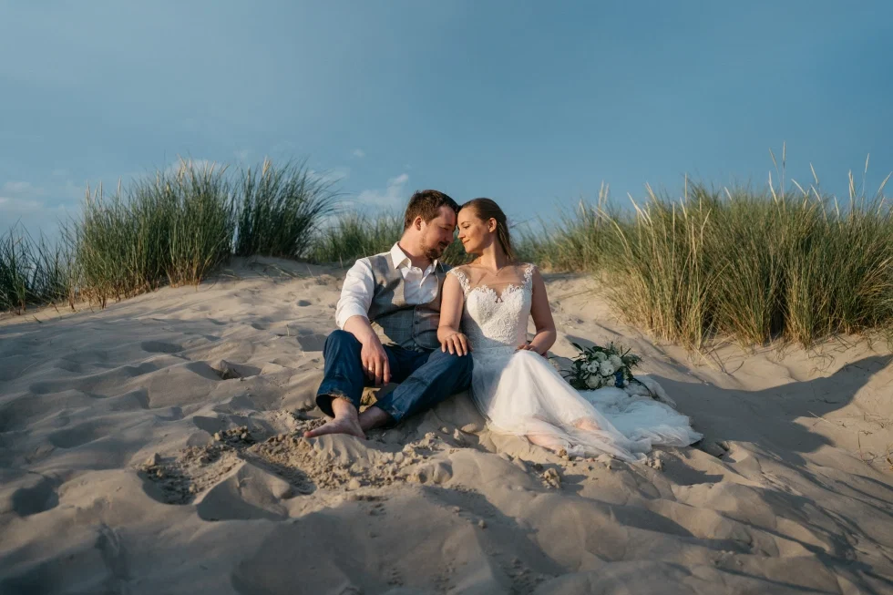 Janina und Sebastian bei ihrem After-Wedding-Shooting am Strand von Texel.