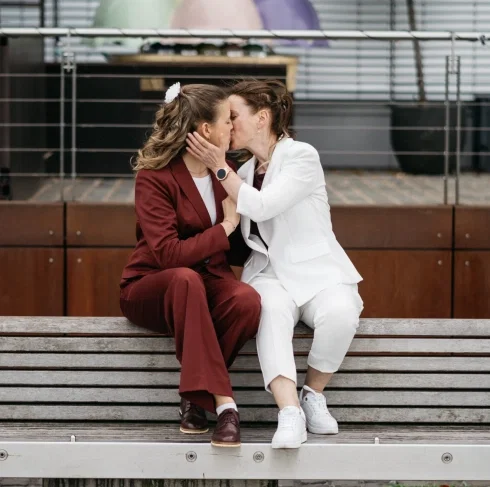 Hochzeitspaar Michaele und Jessy küssen sich auf einer Treppe.