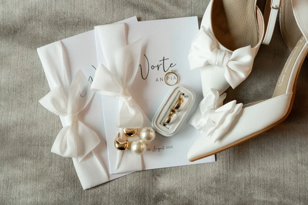 Flatlay zur Hochzeit von Pia und Tony