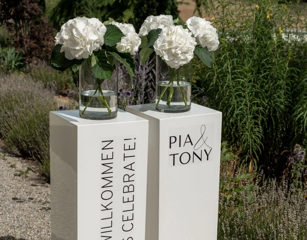 Zwei Willkommenssäulen zur Hochzeit bon Pia und Tony