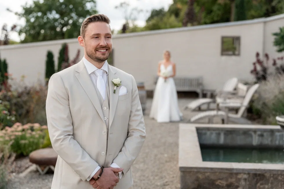 Hochzeitspaar Pia und Tony bei ihrem First Look.