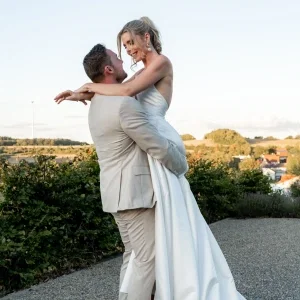 Hochzeit an der Villa Oriental: Pia (31) und Tony (33) heiraten in Weiß