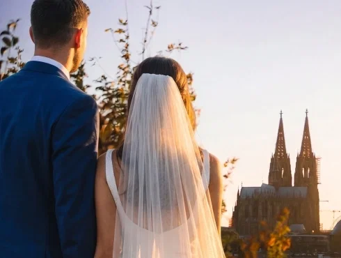 Hochzeitspaar vor Kölner Kulisse