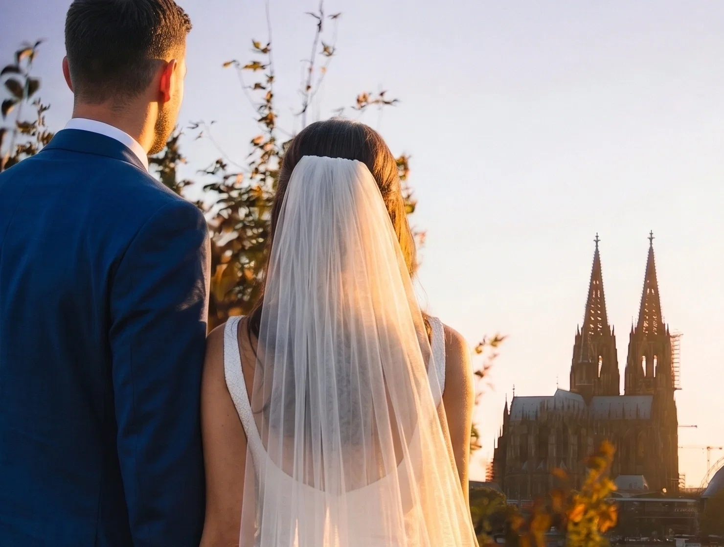 Hochzeitspaar vor Kölner Kulisse