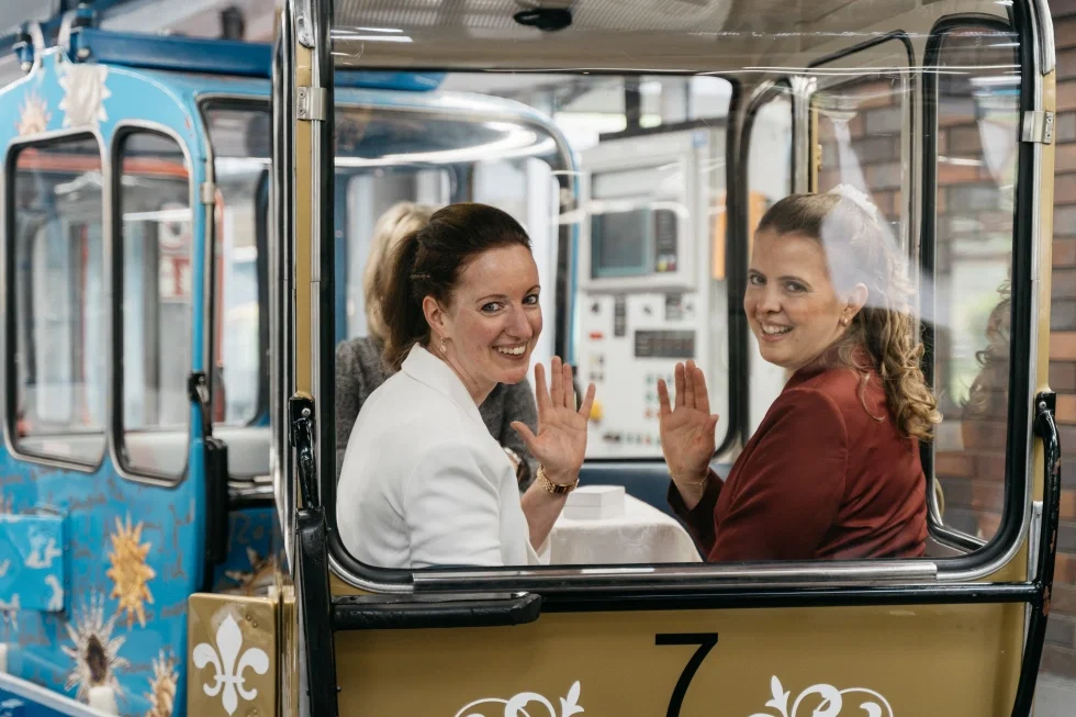 Michaela und Jessy in einer Seilbahn in Köln