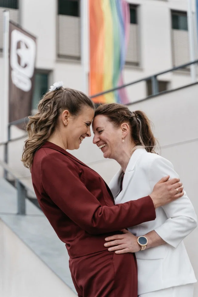 Michaela und Jessy bei einem intimen Moment in der Stadt Köln.