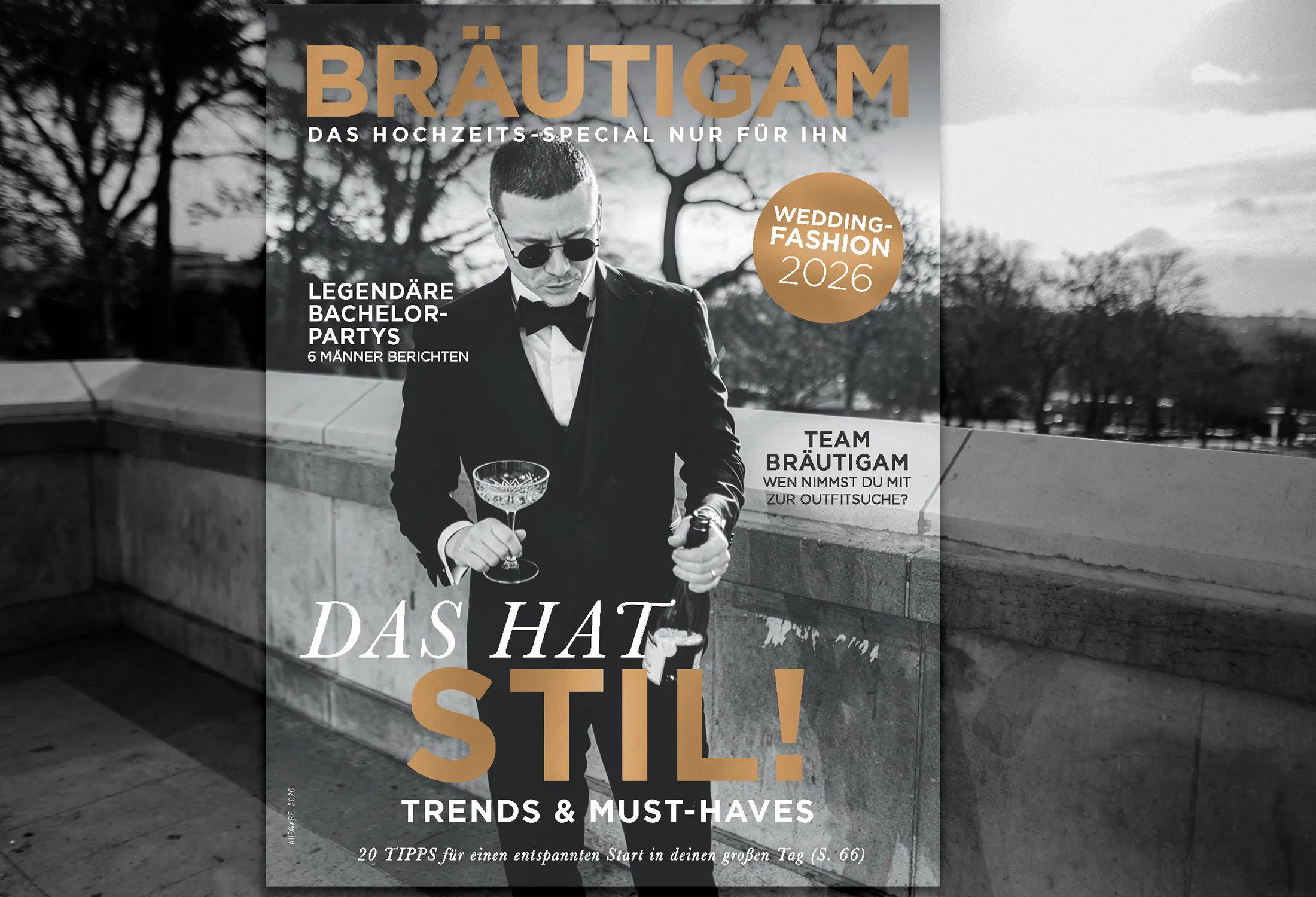 Cover des Magazins „Bräutigam“ 2026 mit elegant gekleidetem Mann im Smoking und Sonnenbrille, der Champagner einschenkt, in Schwarz-Weiß-Optik mit goldenen Headlines zu Wedding-Fashion und Trends.